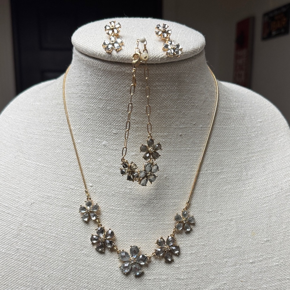 Gold Tone Floral Jewelry Set Alluring Flower 3 Piece set